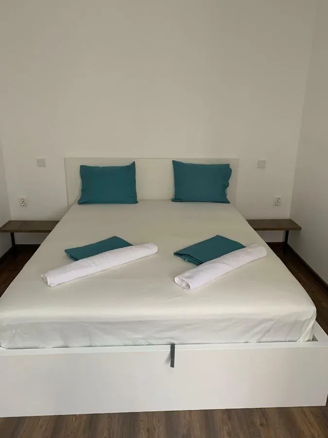 Lilia 3 Self-Check In Apartment With Hot Water Despite Prevention In The Neighborhood, Food And Drink Shop Open Until 10 Pm And Free Parking Area Next Ot 24 Hours Food And Drink Shop And Free Parking Area Sofia